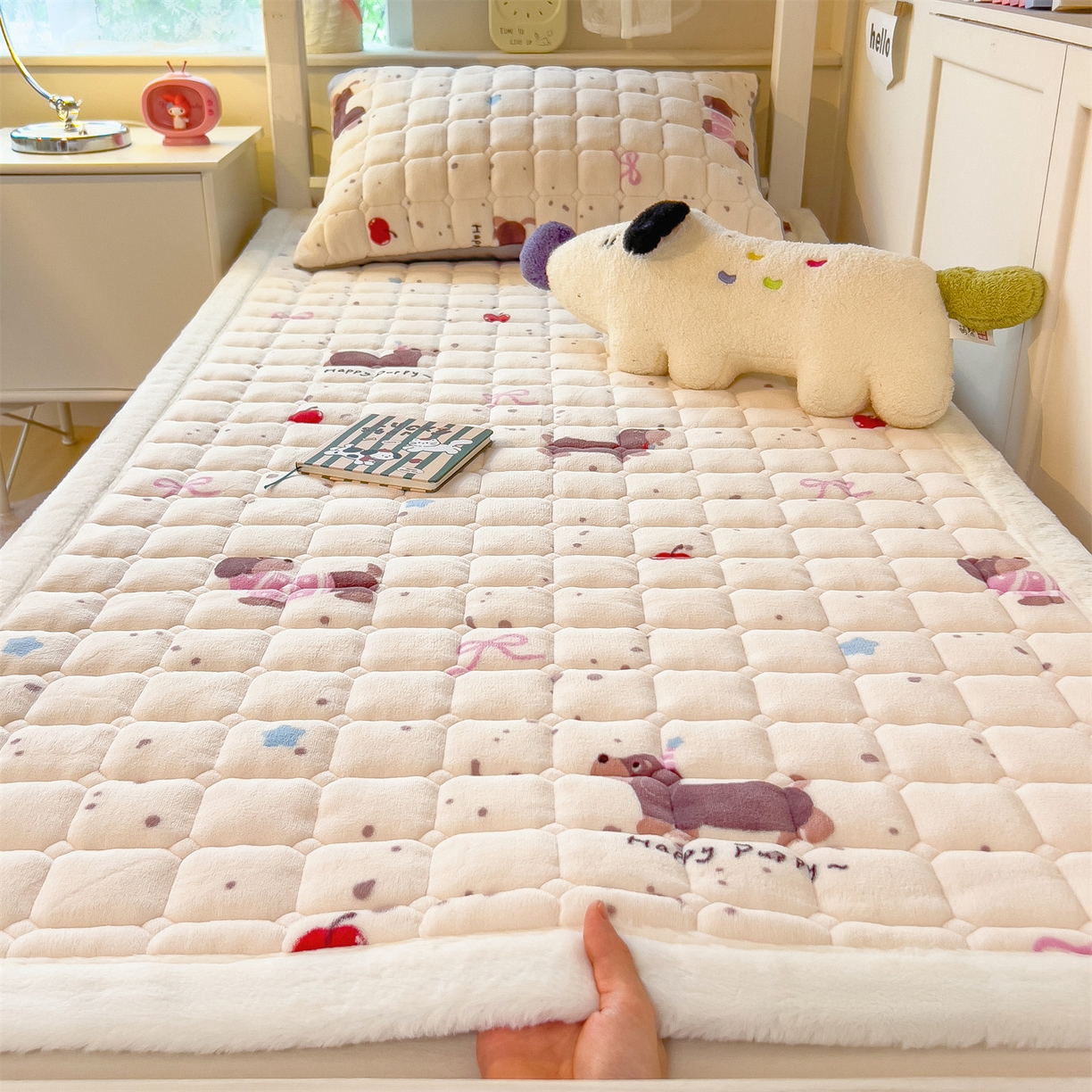 丝幔家纺 2025新款牛奶绒印花床护垫学生款 腊肠狗
