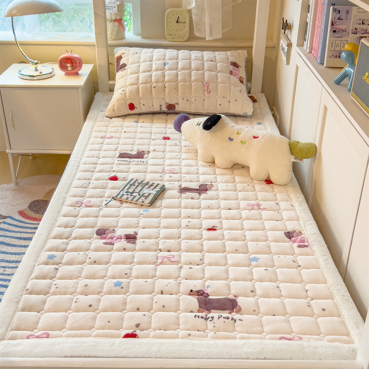 91家纺网 家纺一手货源 找家纺 丝幔家纺 2025新款牛奶绒印花床护垫学生款 腊肠狗