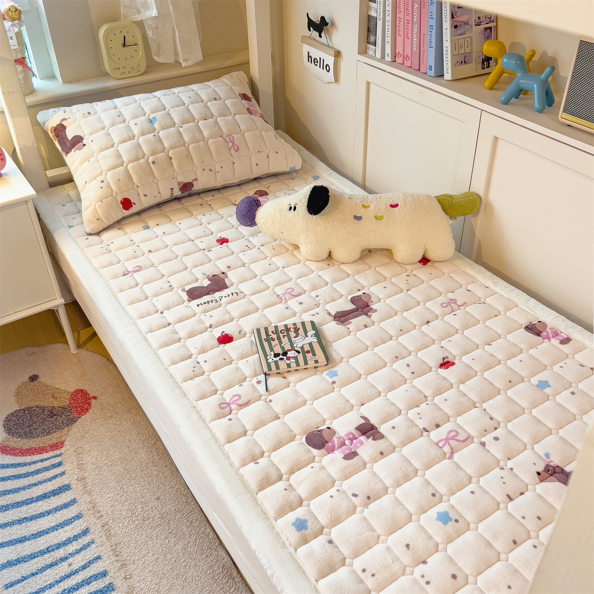 91家纺网 家纺一手货源 找家纺 丝幔家纺 2025新款牛奶绒印花床护垫学生款 腊肠狗