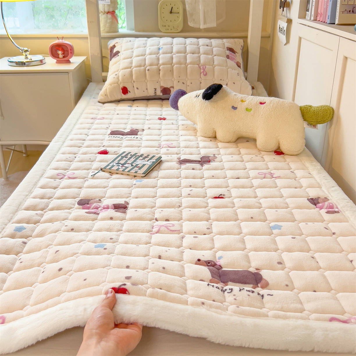 91家纺网 家纺一手货源 找家纺 丝幔家纺 2025新款牛奶绒印花床护垫学生款 腊肠狗