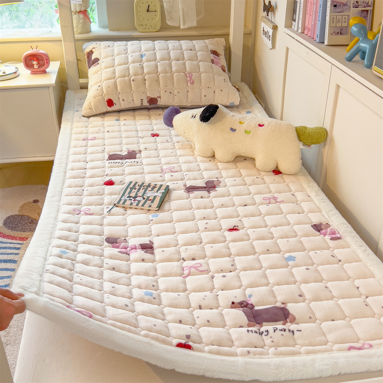 91家纺网 家纺一手货源 找家纺 丝幔家纺 2025新款牛奶绒印花床护垫学生款 腊肠狗