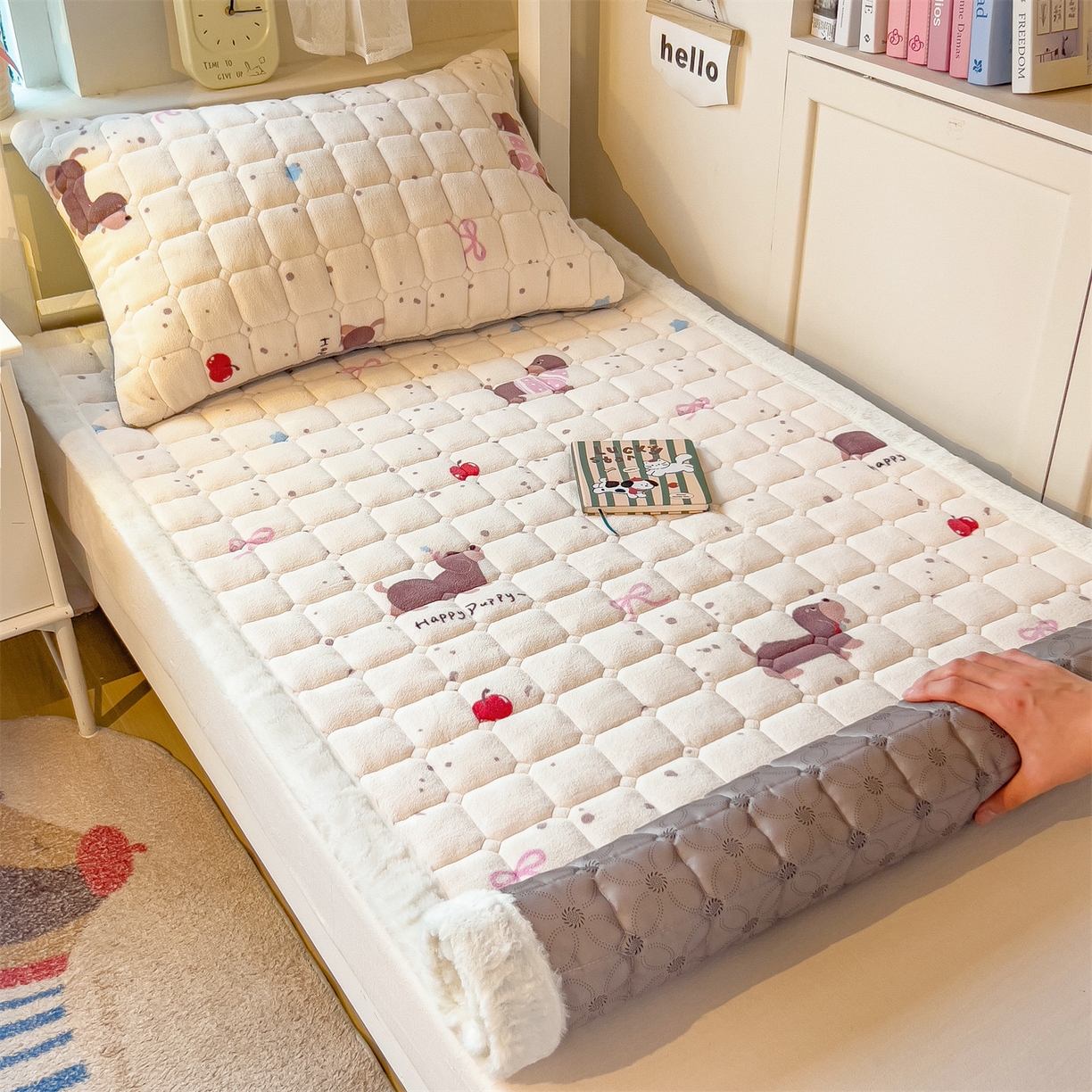 91家纺网 家纺一手货源 找家纺 丝幔家纺 2025新款牛奶绒印花床护垫学生款 腊肠狗