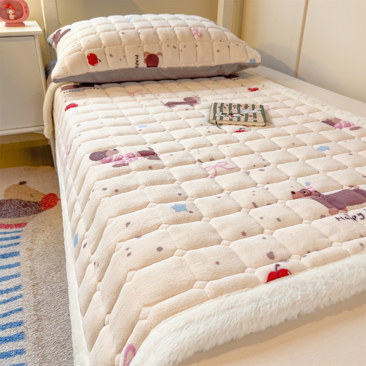 91家纺网 家纺一手货源 找家纺 丝幔家纺 2025新款牛奶绒印花床护垫学生款 腊肠狗