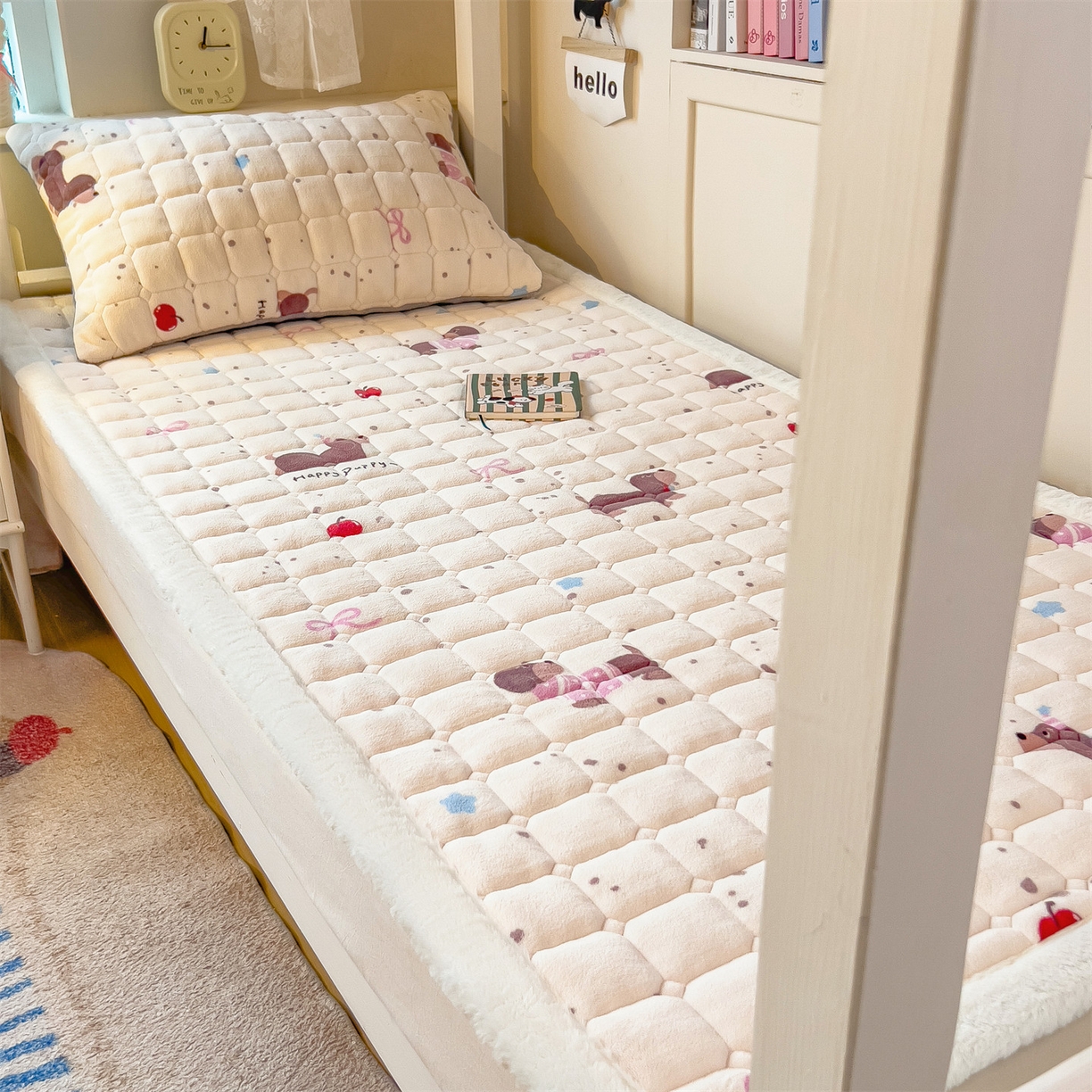 91家纺网 家纺一手货源 找家纺 丝幔家纺 2025新款牛奶绒印花床护垫学生款 腊肠狗