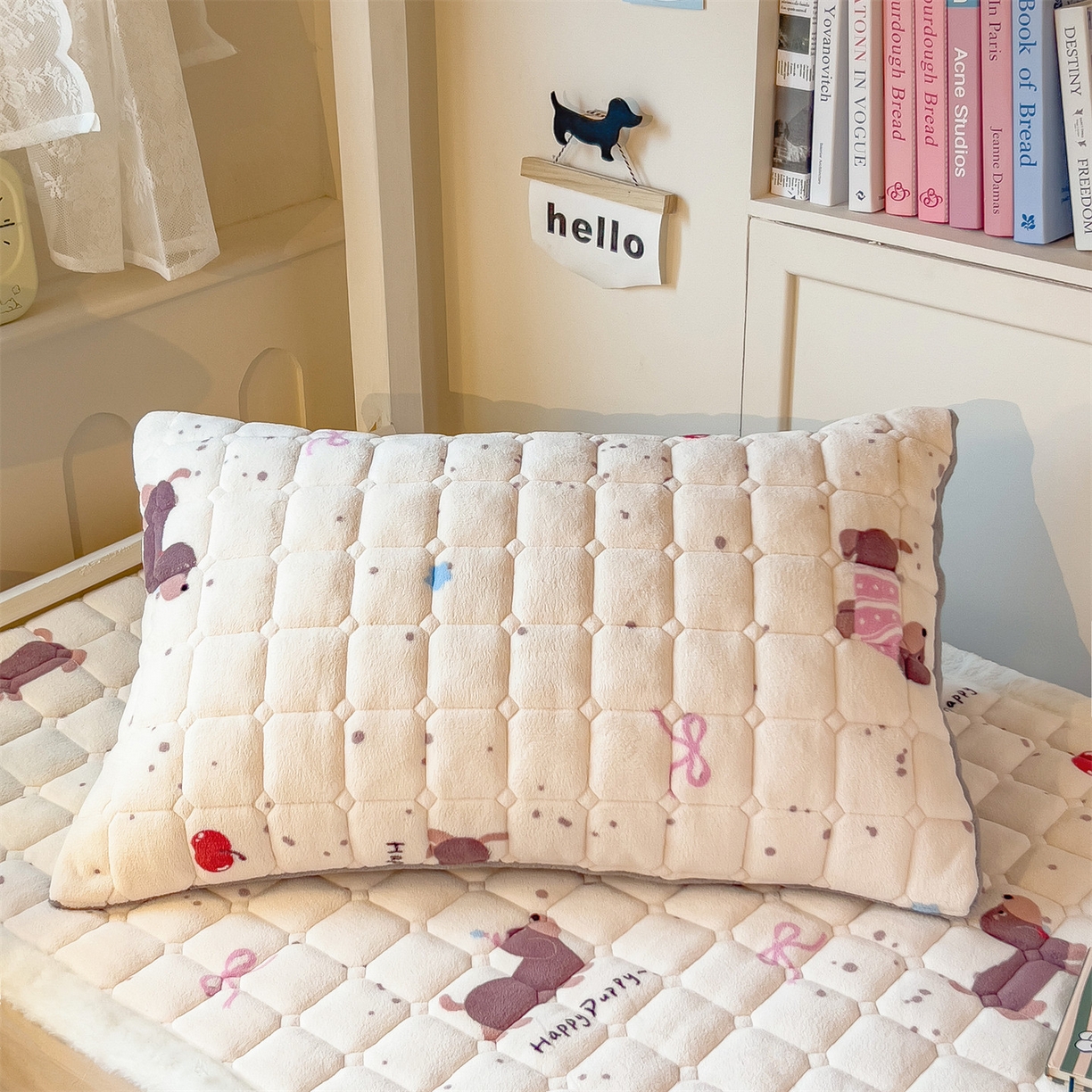 91家纺网 家纺一手货源 找家纺 丝幔家纺 2025新款牛奶绒印花床护垫学生款 腊肠狗