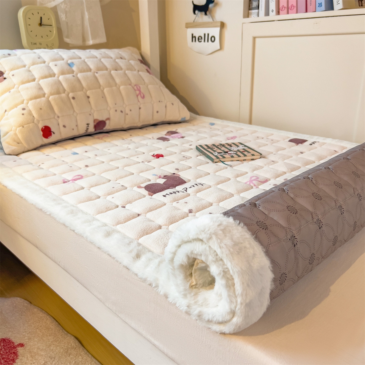 91家纺网 家纺一手货源 找家纺 丝幔家纺 2025新款牛奶绒印花床护垫学生款 腊肠狗