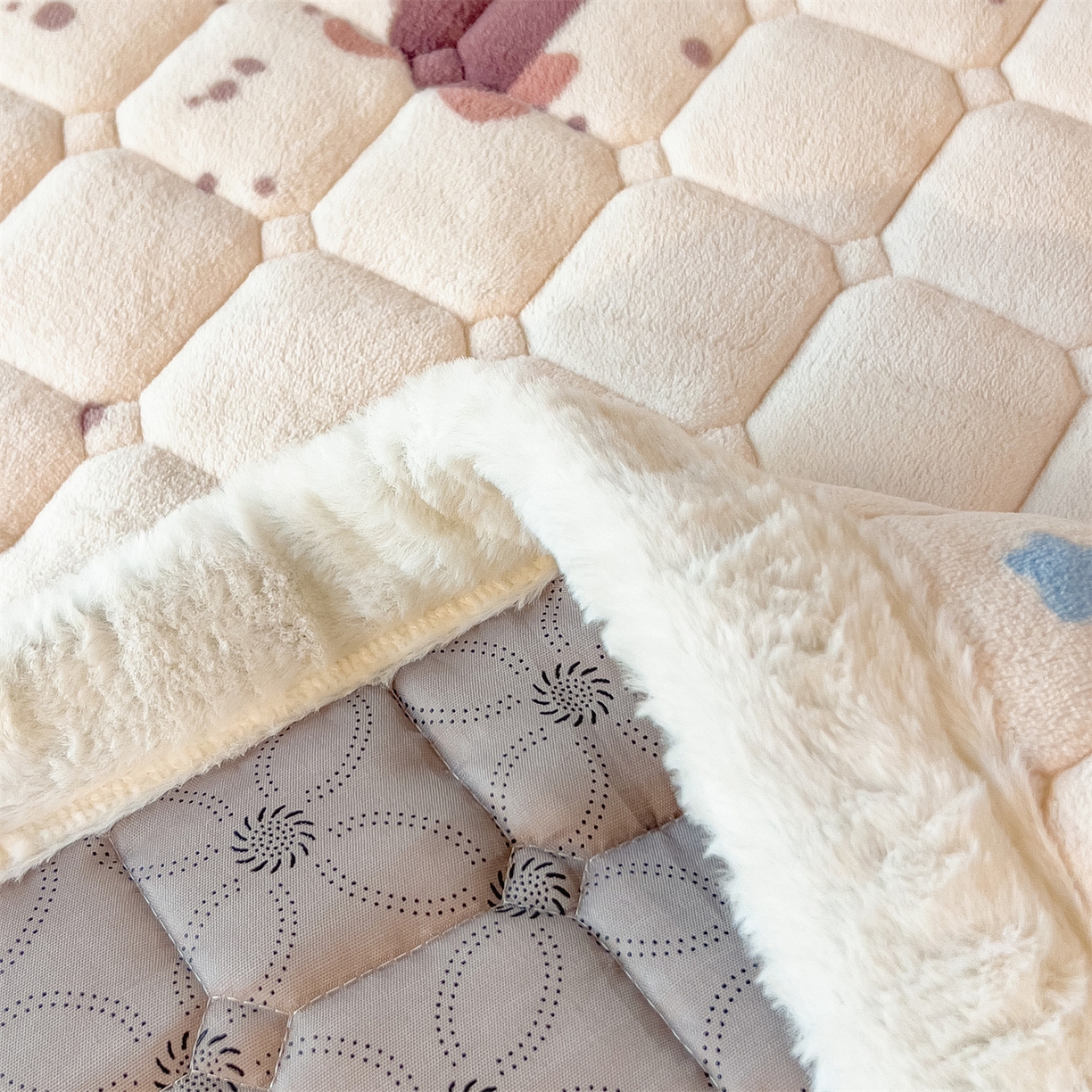 91家纺网 家纺一手货源 找家纺 丝幔家纺 2025新款牛奶绒印花床护垫学生款 腊肠狗