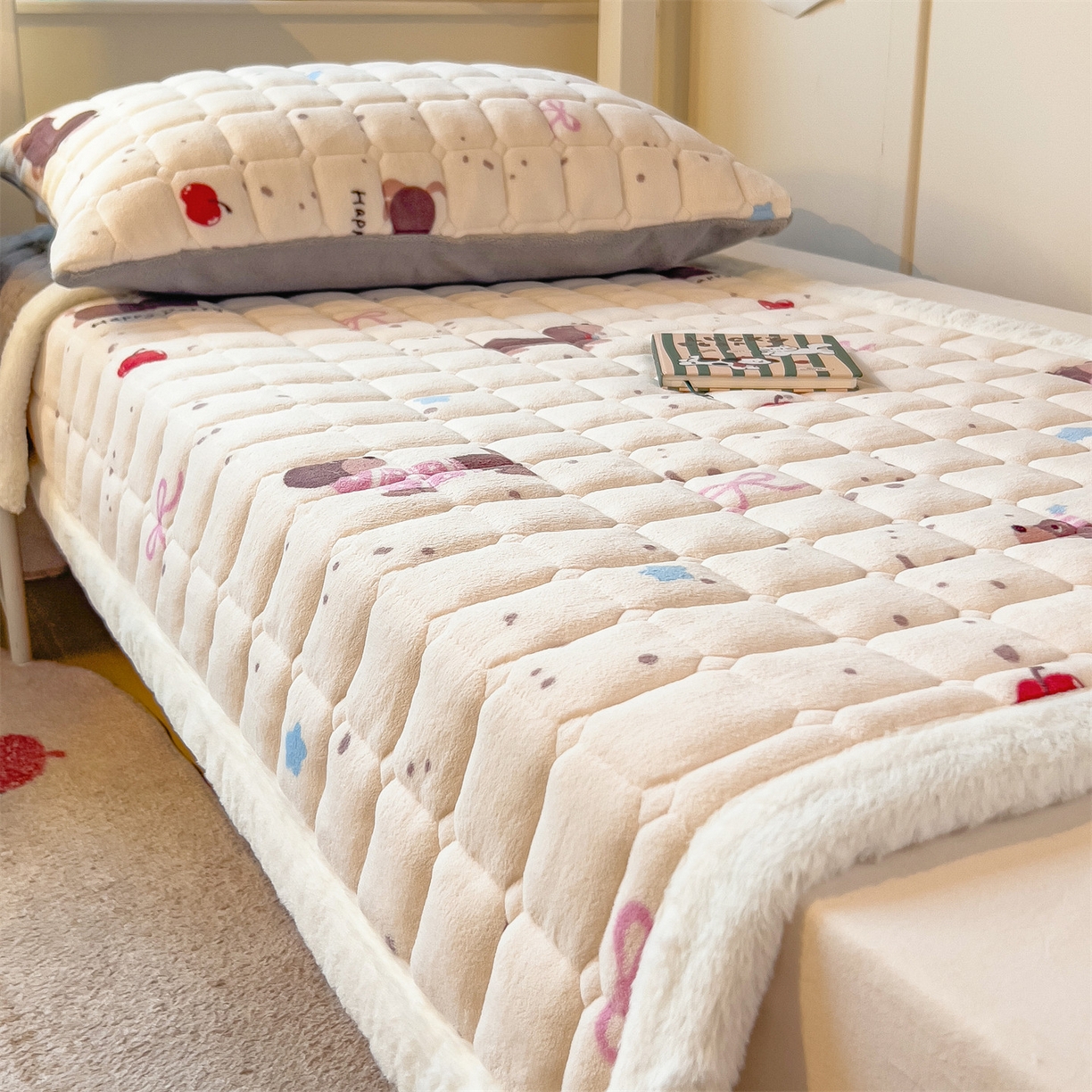 91家纺网 家纺一手货源 找家纺 丝幔家纺 2025新款牛奶绒印花床护垫学生款 腊肠狗