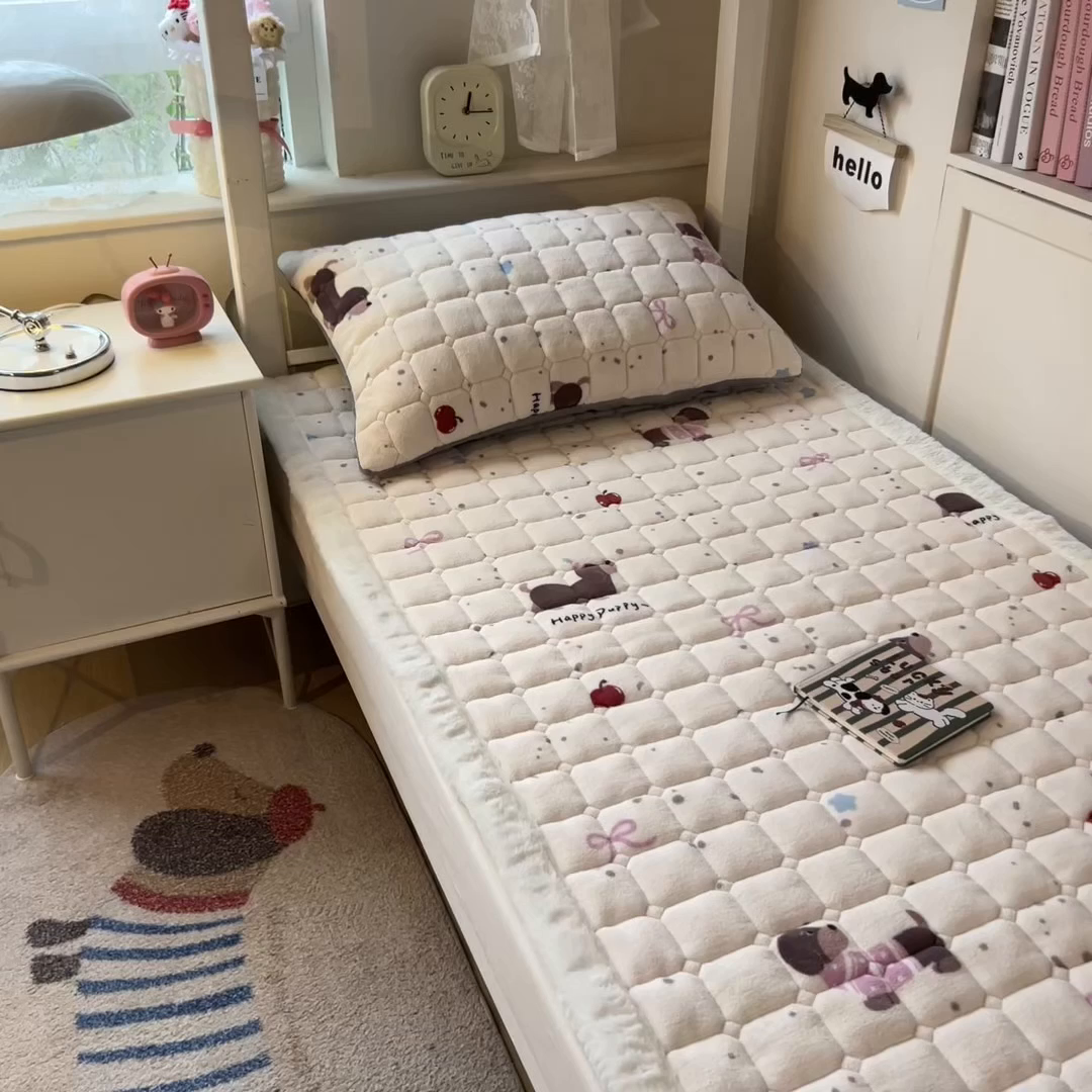 91家纺网 家纺一手货源 找家纺 丝幔家纺 2025新款牛奶绒印花床护垫学生款 腊肠狗