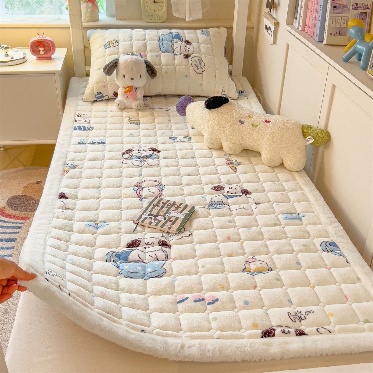 91家纺网 家纺一手货源 找家纺 丝幔家纺 2025新款牛奶绒印花床护垫学生款 萌宠小狗