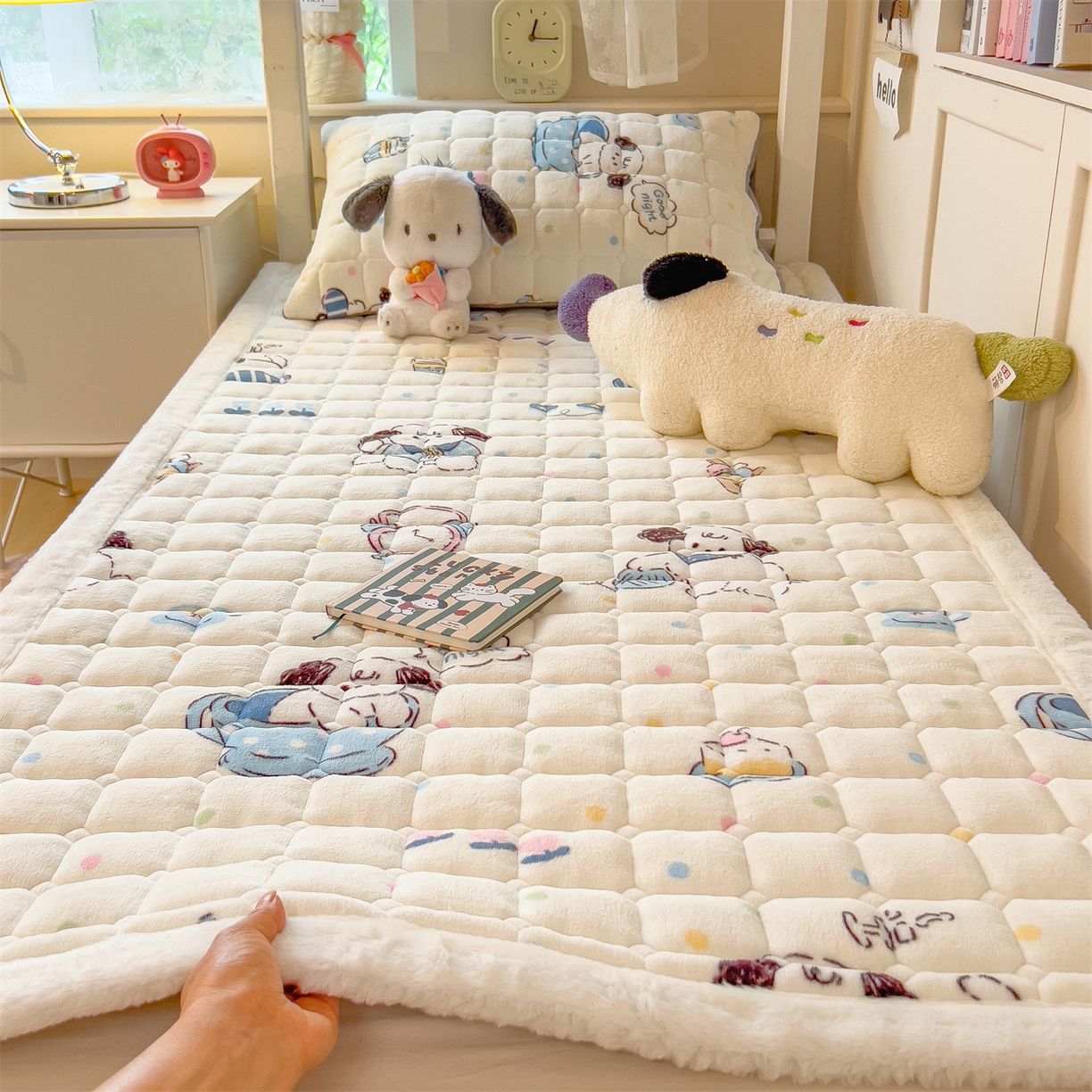 91家纺网 家纺一手货源 找家纺 丝幔家纺 2025新款牛奶绒印花床护垫学生款 萌宠小狗