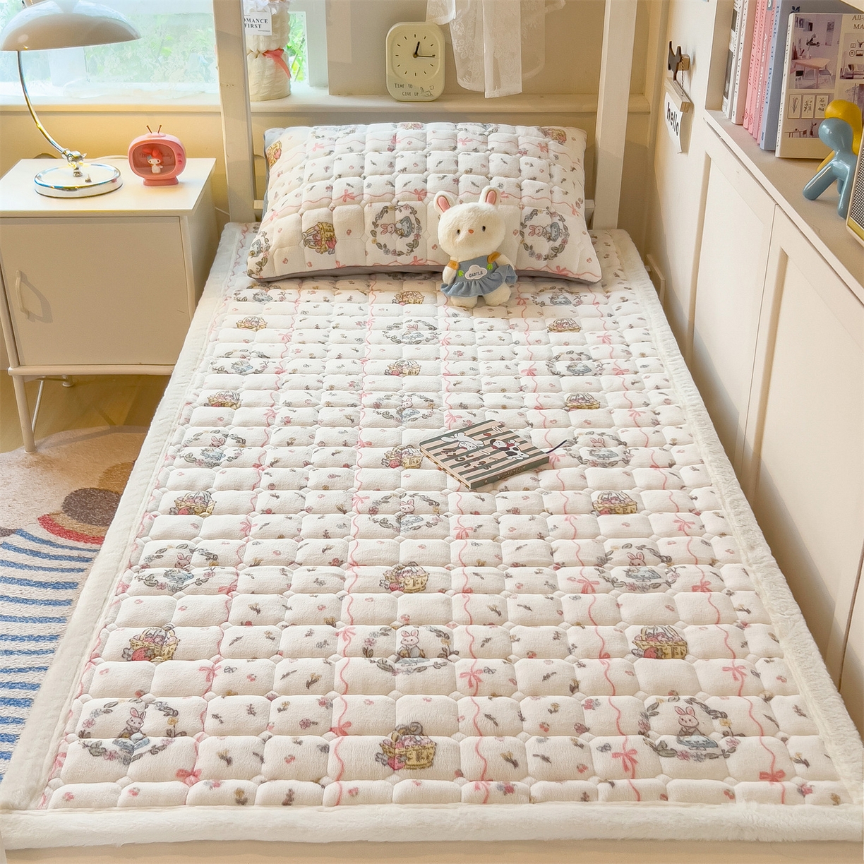 91家纺网 家纺一手货源 找家纺 丝幔家纺 2025新款牛奶绒印花床护垫学生款 秘密花园