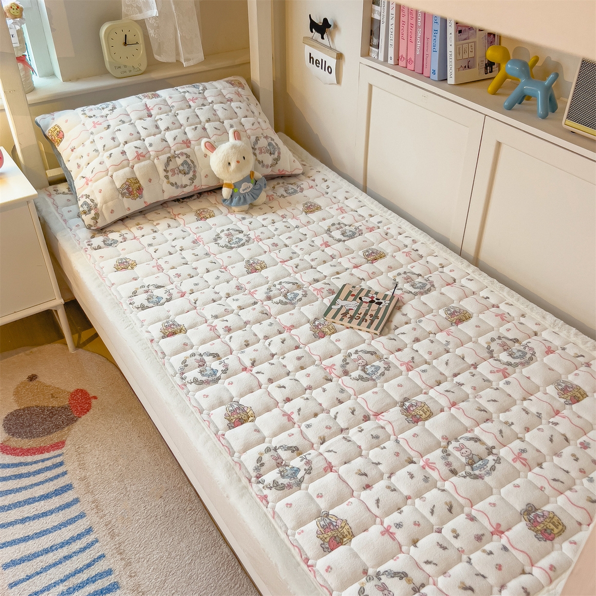 91家纺网 家纺一手货源 找家纺 丝幔家纺 2025新款牛奶绒印花床护垫学生款 秘密花园