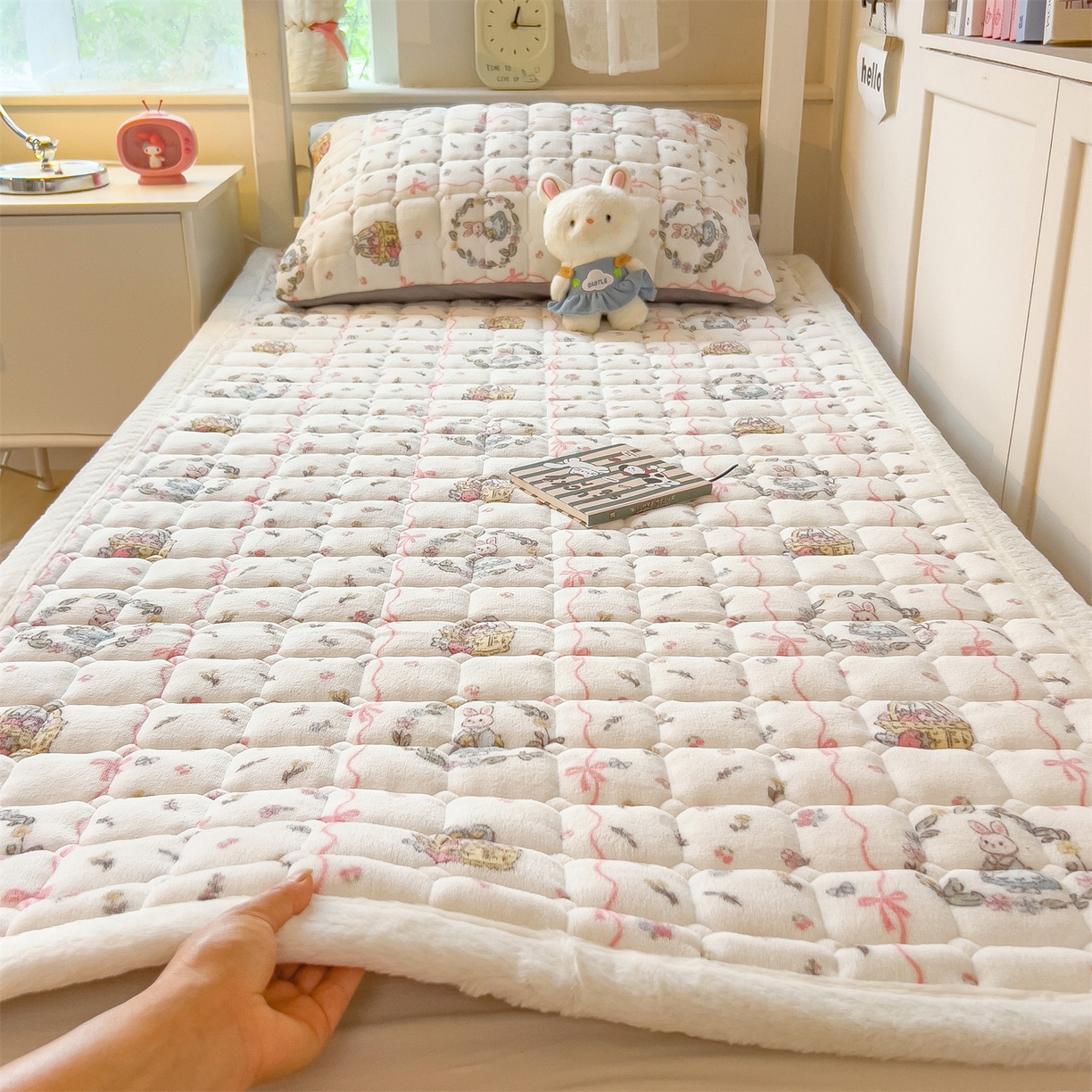 91家纺网 家纺一手货源 找家纺 丝幔家纺 2025新款牛奶绒印花床护垫学生款 秘密花园