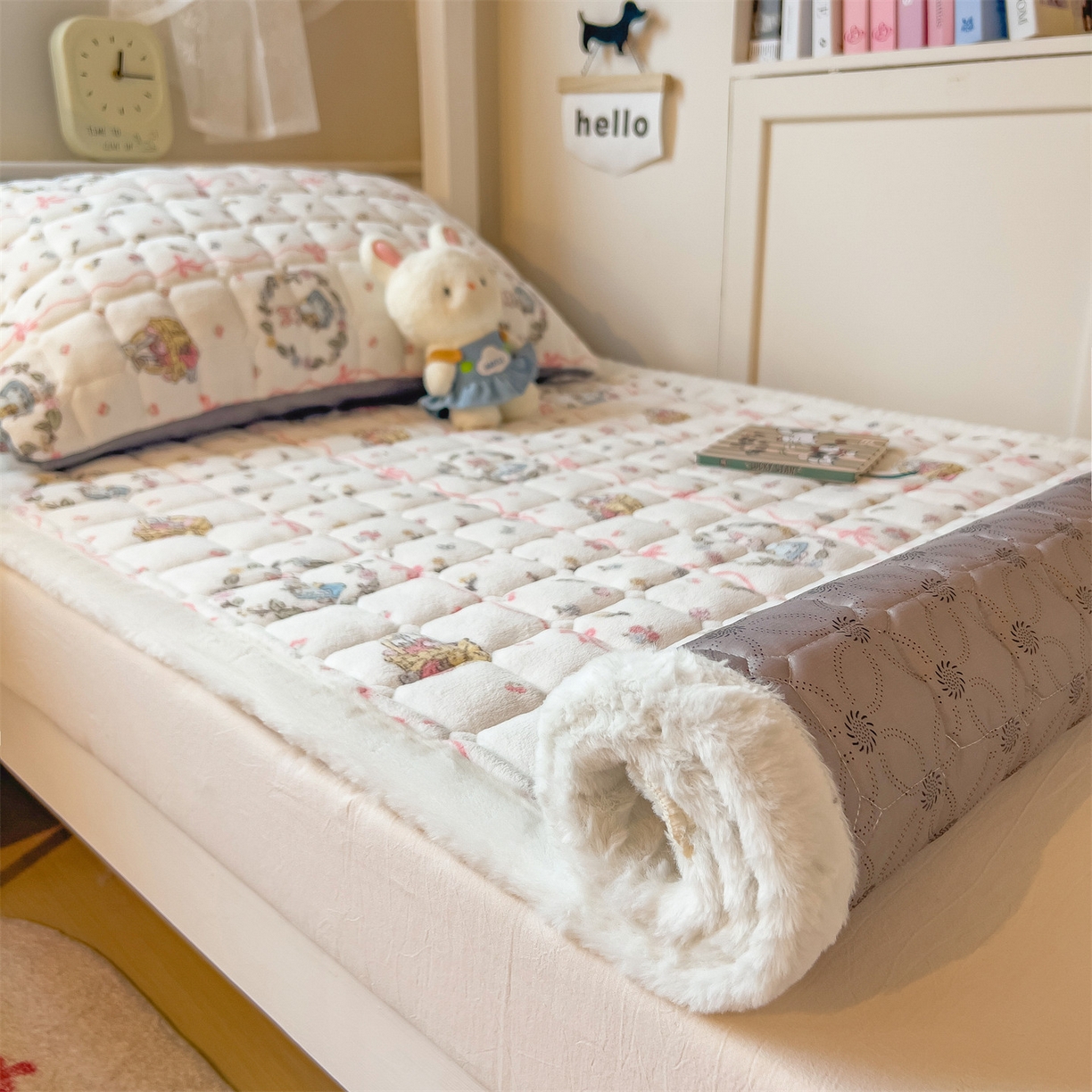 91家纺网 家纺一手货源 找家纺 丝幔家纺 2025新款牛奶绒印花床护垫学生款 秘密花园