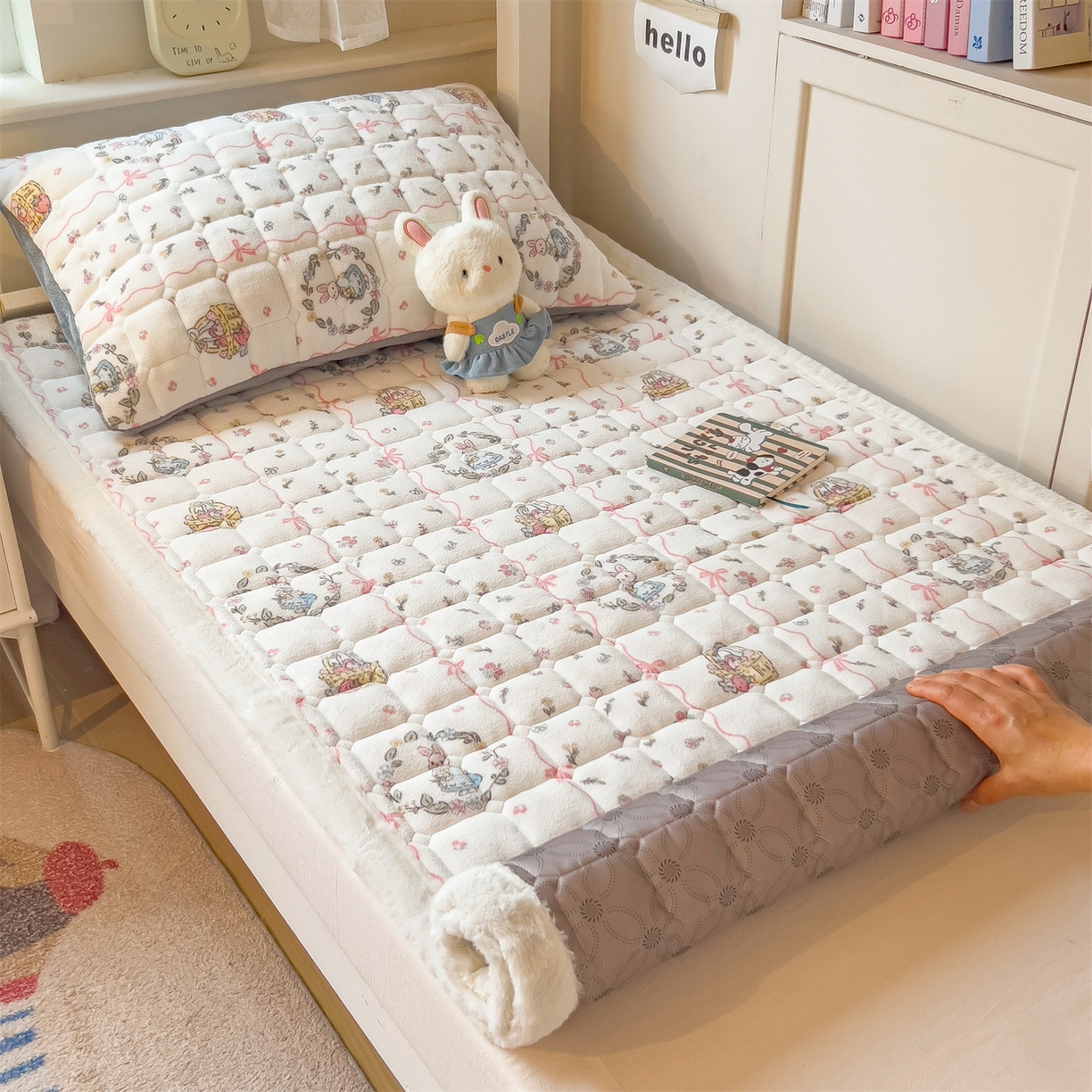 91家纺网 家纺一手货源 找家纺 丝幔家纺 2025新款牛奶绒印花床护垫学生款 秘密花园