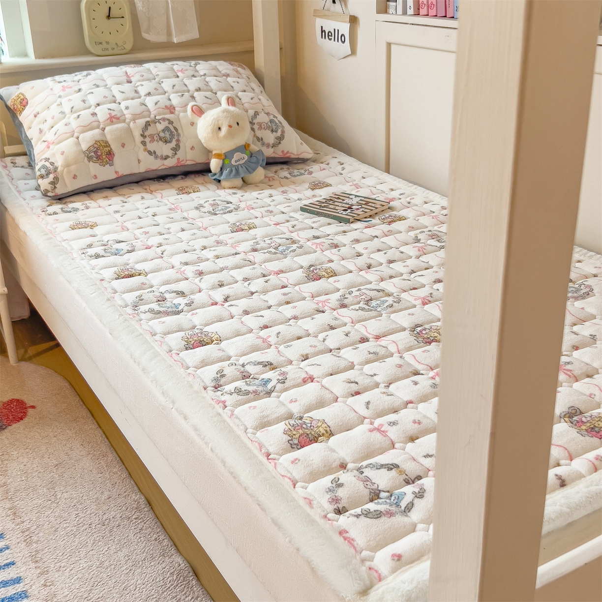 91家纺网 家纺一手货源 找家纺 丝幔家纺 2025新款牛奶绒印花床护垫学生款 秘密花园