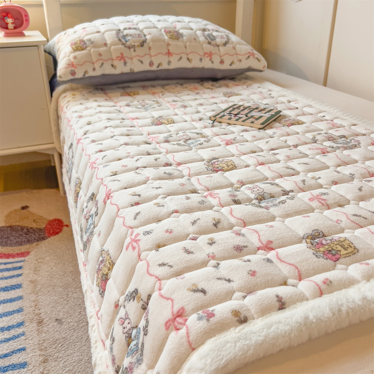 91家纺网 家纺一手货源 找家纺 丝幔家纺 2025新款牛奶绒印花床护垫学生款 秘密花园