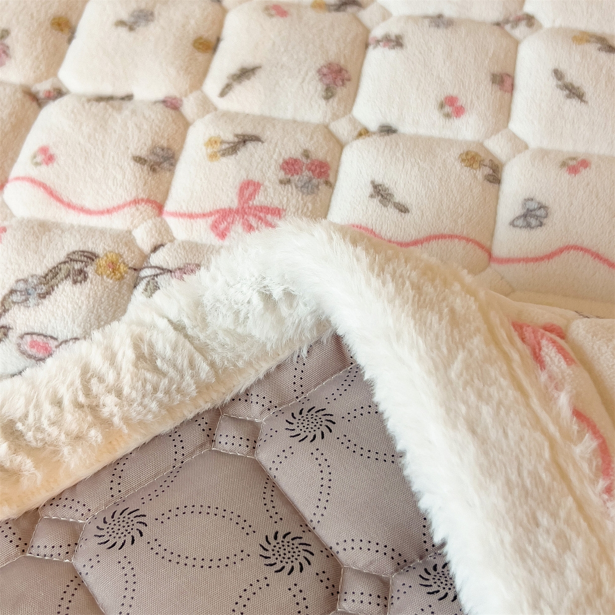 91家纺网 家纺一手货源 找家纺 丝幔家纺 2025新款牛奶绒印花床护垫学生款 秘密花园