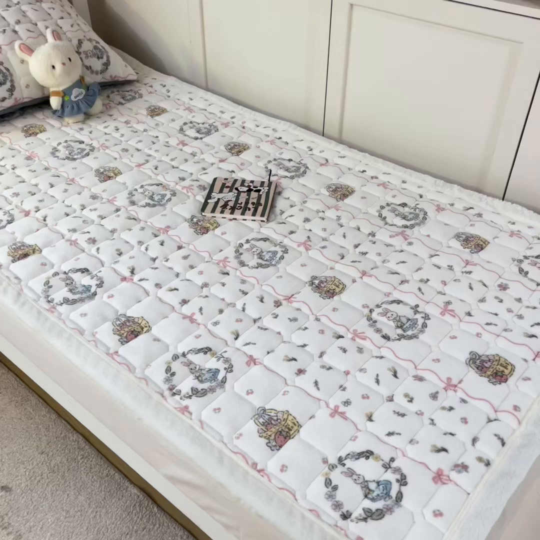 91家纺网 家纺一手货源 找家纺 丝幔家纺 2025新款牛奶绒印花床护垫学生款 秘密花园
