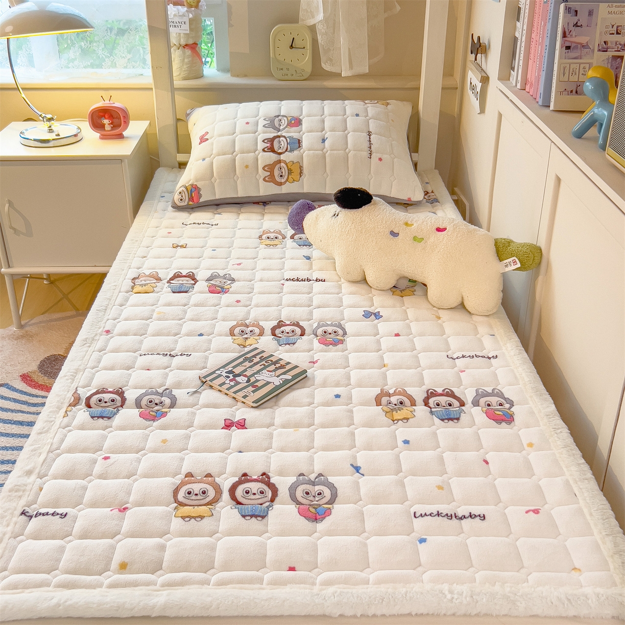 91家纺网 家纺一手货源 找家纺 丝幔家纺 2025新款牛奶绒印花床护垫学生款 趣多多