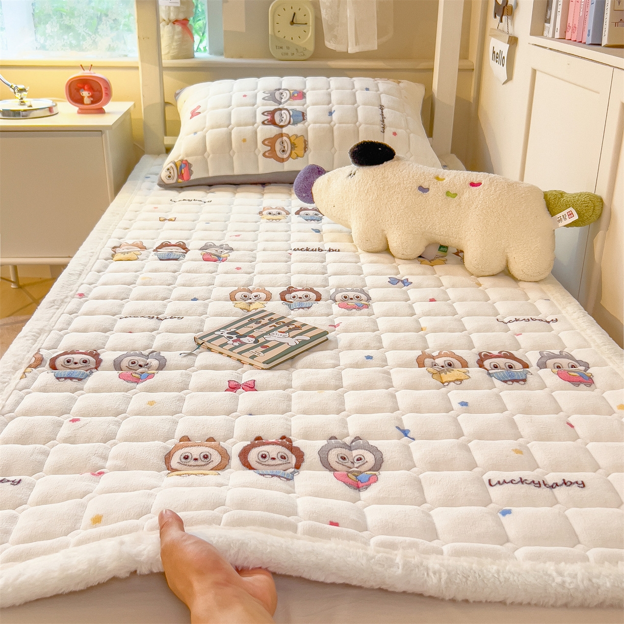 91家纺网 家纺一手货源 找家纺 丝幔家纺 2025新款牛奶绒印花床护垫学生款 趣多多