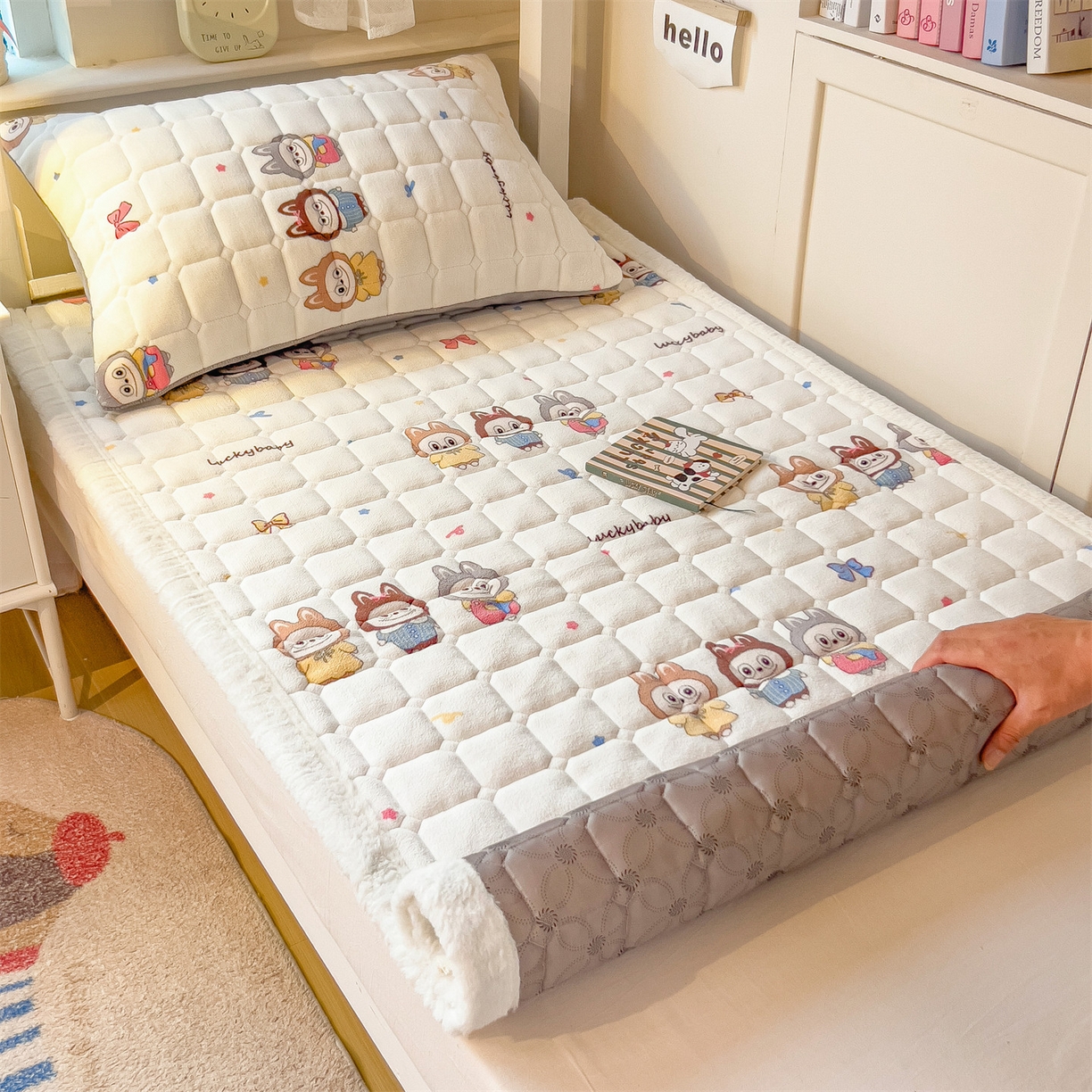 91家纺网 家纺一手货源 找家纺 丝幔家纺 2025新款牛奶绒印花床护垫学生款 趣多多