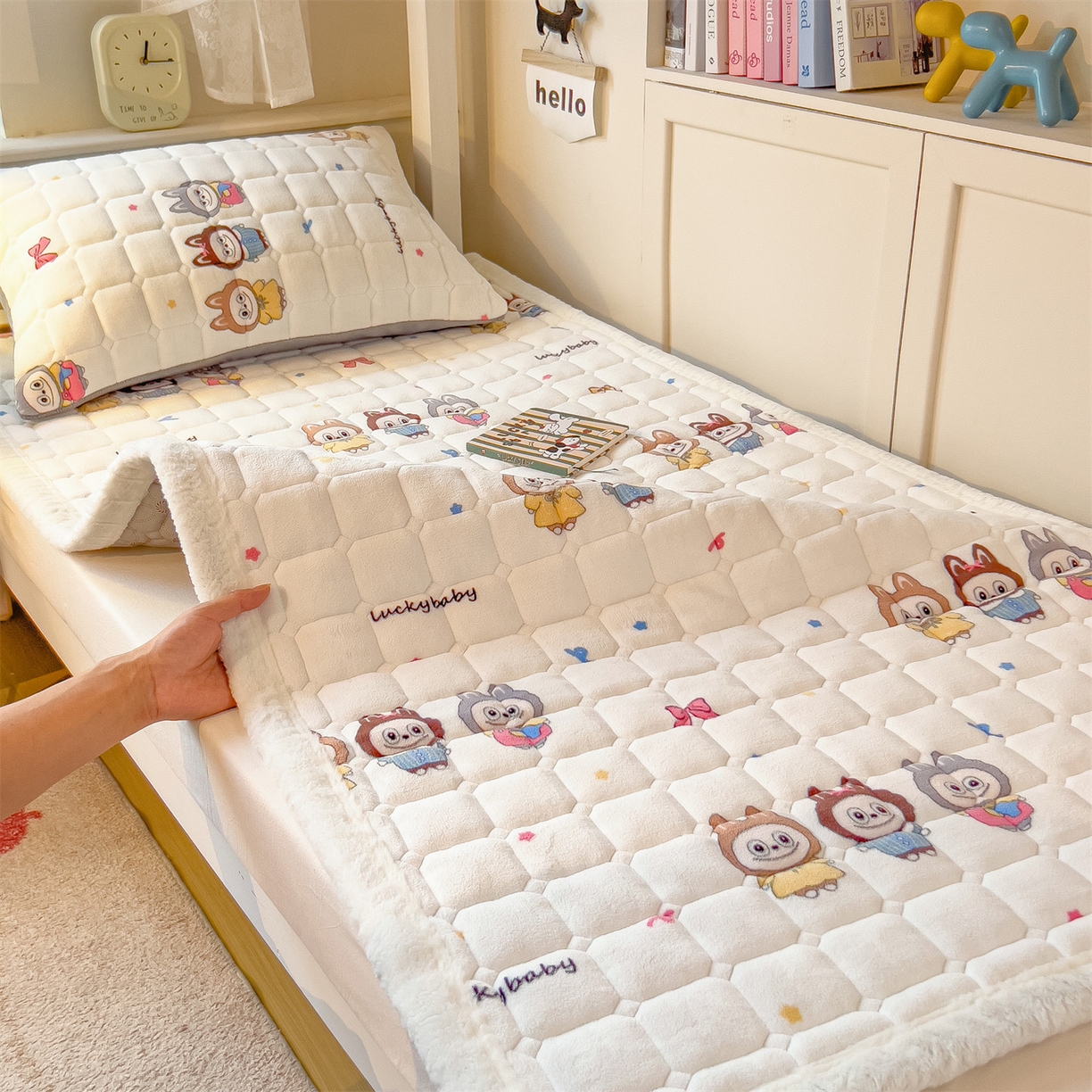 91家纺网 家纺一手货源 找家纺 丝幔家纺 2025新款牛奶绒印花床护垫学生款 趣多多