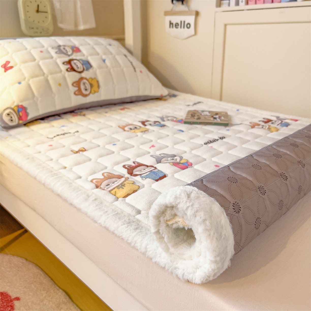 91家纺网 家纺一手货源 找家纺 丝幔家纺 2025新款牛奶绒印花床护垫学生款 趣多多