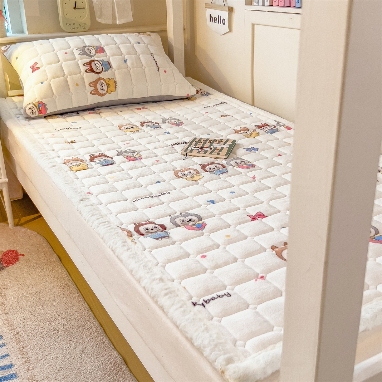 91家纺网 家纺一手货源 找家纺 丝幔家纺 2025新款牛奶绒印花床护垫学生款 趣多多