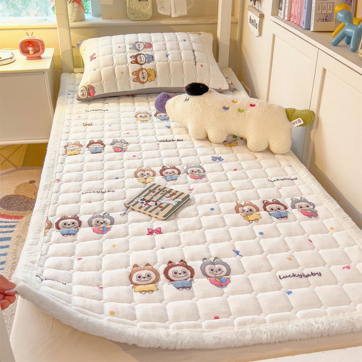 91家纺网 家纺一手货源 找家纺 丝幔家纺 2025新款牛奶绒印花床护垫学生款 趣多多