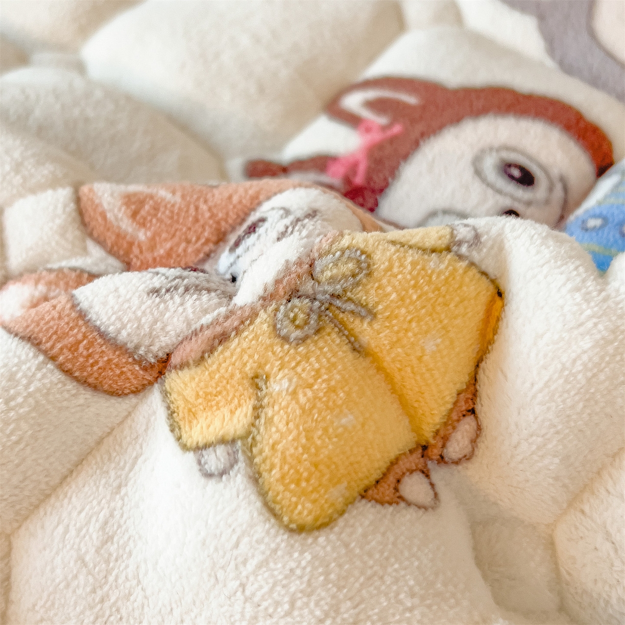 91家纺网 家纺一手货源 找家纺 丝幔家纺 2025新款牛奶绒印花床护垫学生款 趣多多