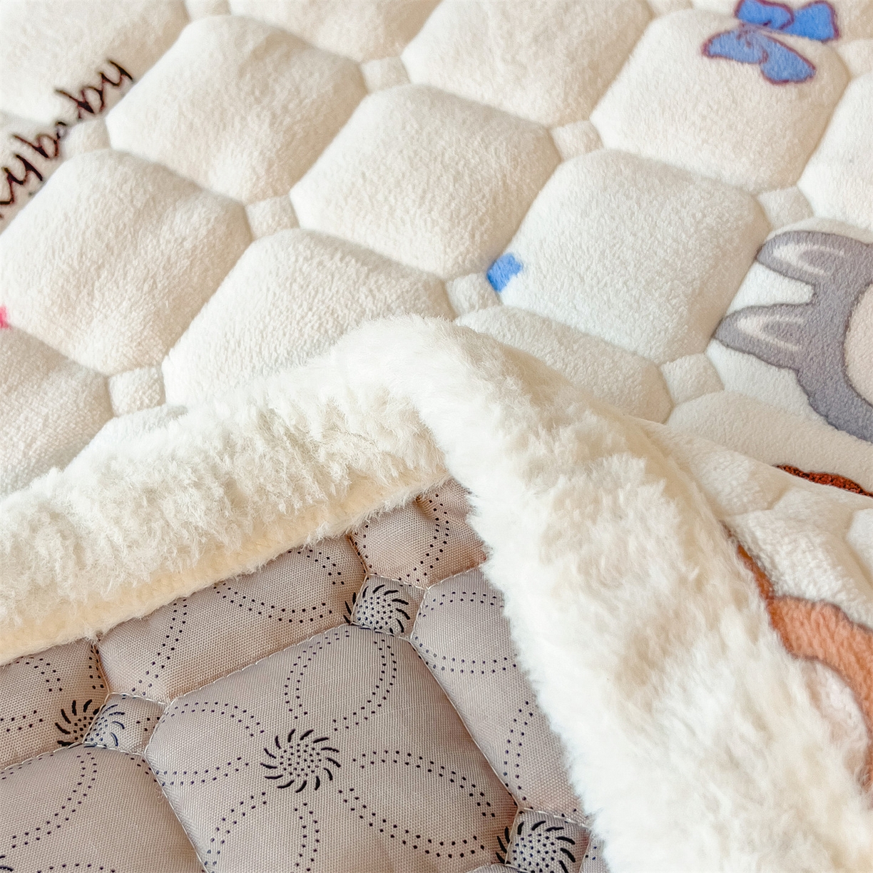 91家纺网 家纺一手货源 找家纺 丝幔家纺 2025新款牛奶绒印花床护垫学生款 趣多多