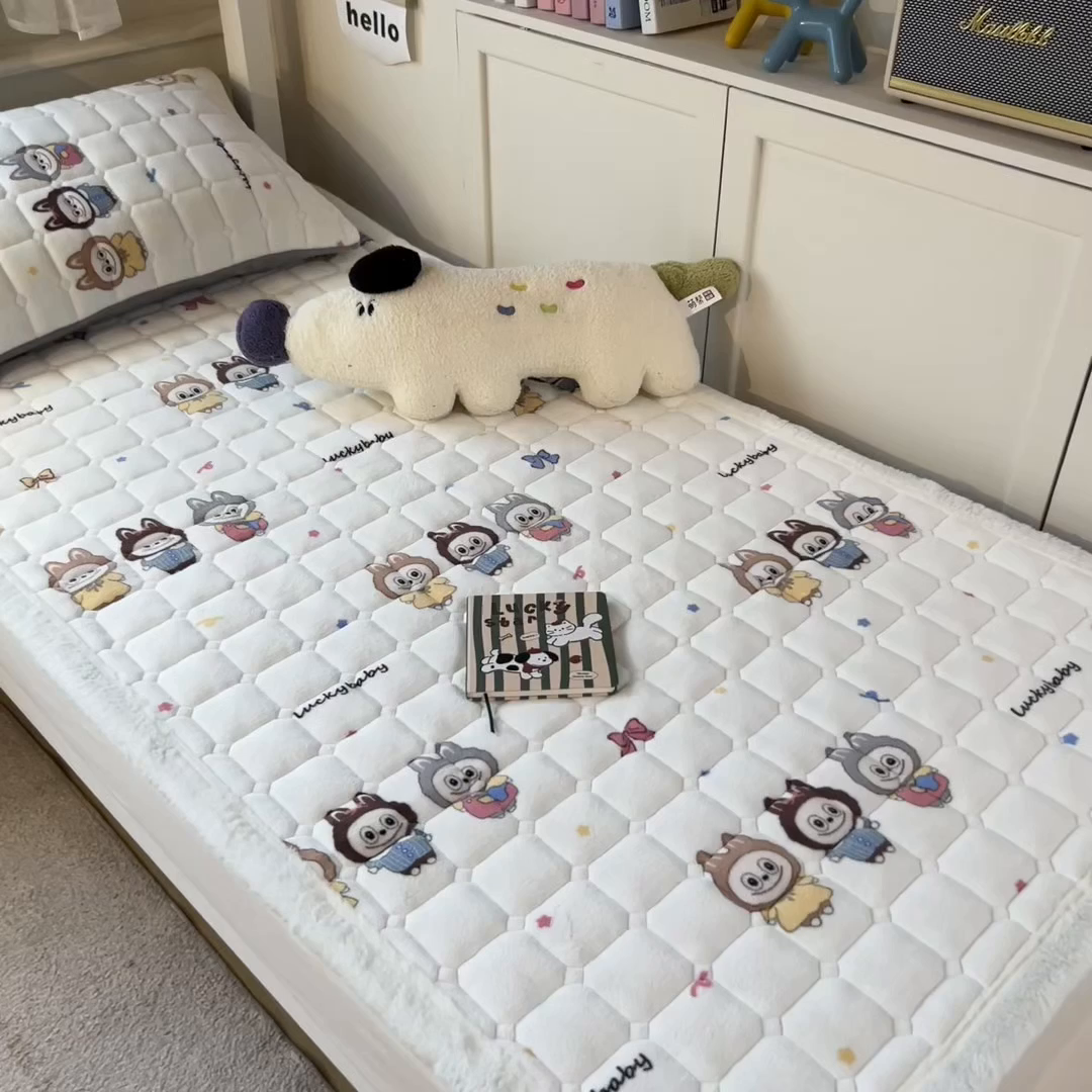 91家纺网 家纺一手货源 找家纺 丝幔家纺 2025新款牛奶绒印花床护垫学生款 趣多多