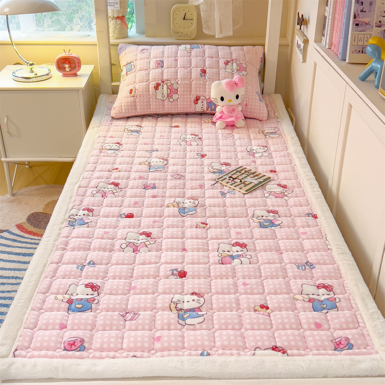 91家纺网 家纺一手货源 找家纺 丝幔家纺 2025新款牛奶绒印花床护垫学生款 甜心粉猫