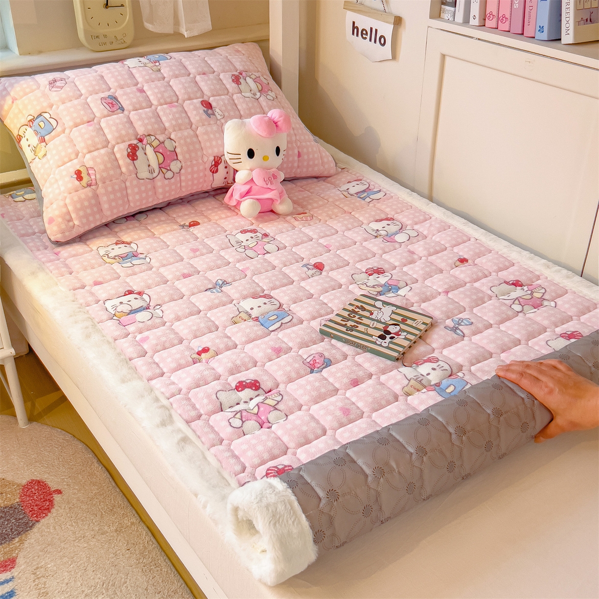 91家纺网 家纺一手货源 找家纺 丝幔家纺 2025新款牛奶绒印花床护垫学生款 甜心粉猫