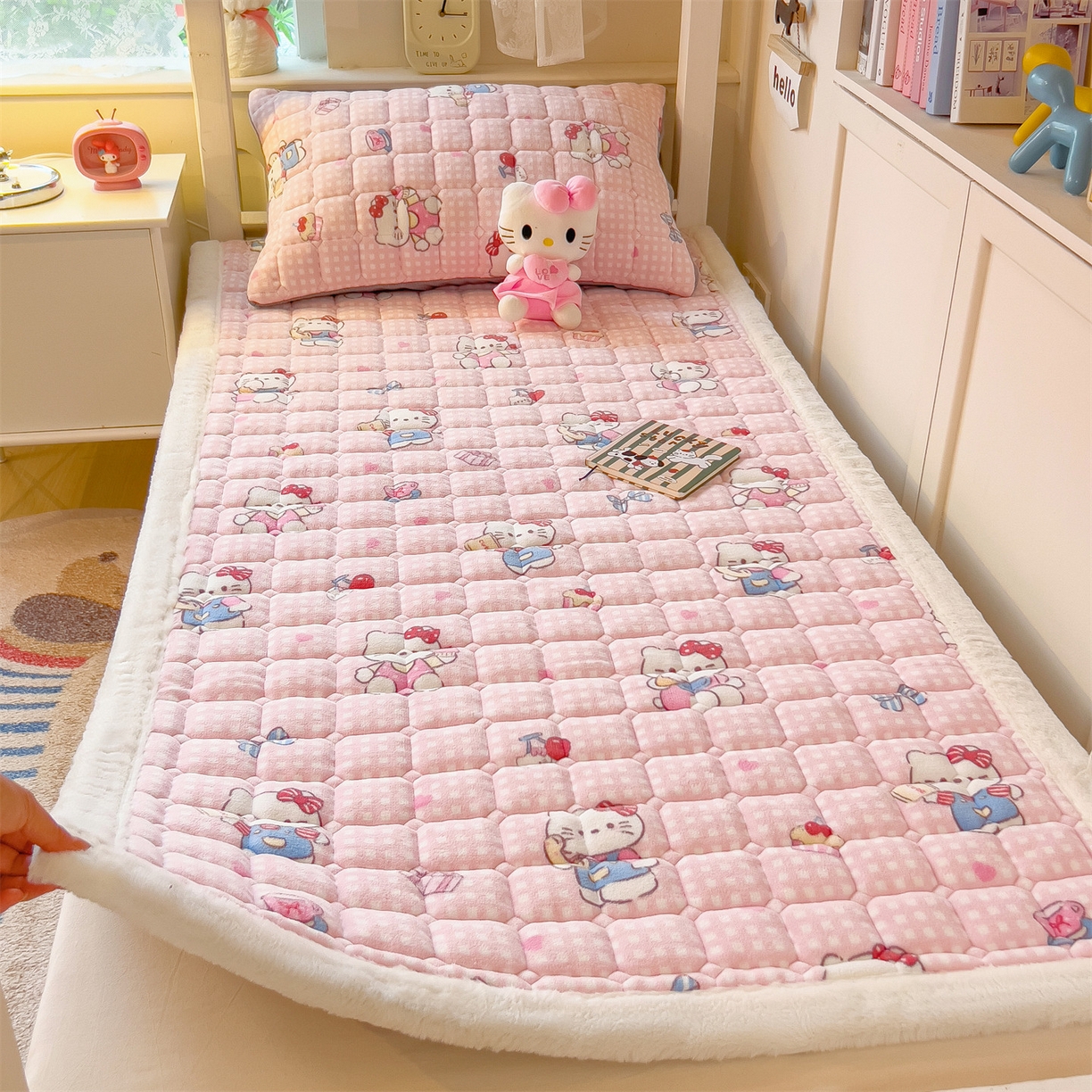 91家纺网 家纺一手货源 找家纺 丝幔家纺 2025新款牛奶绒印花床护垫学生款 甜心粉猫