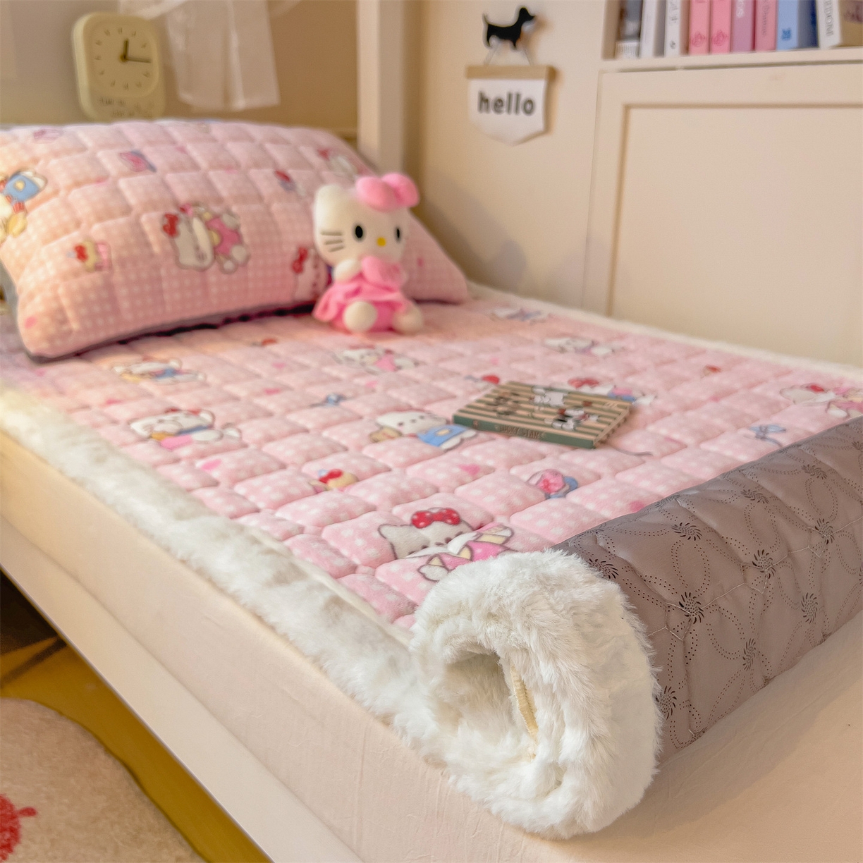 91家纺网 家纺一手货源 找家纺 丝幔家纺 2025新款牛奶绒印花床护垫学生款 甜心粉猫