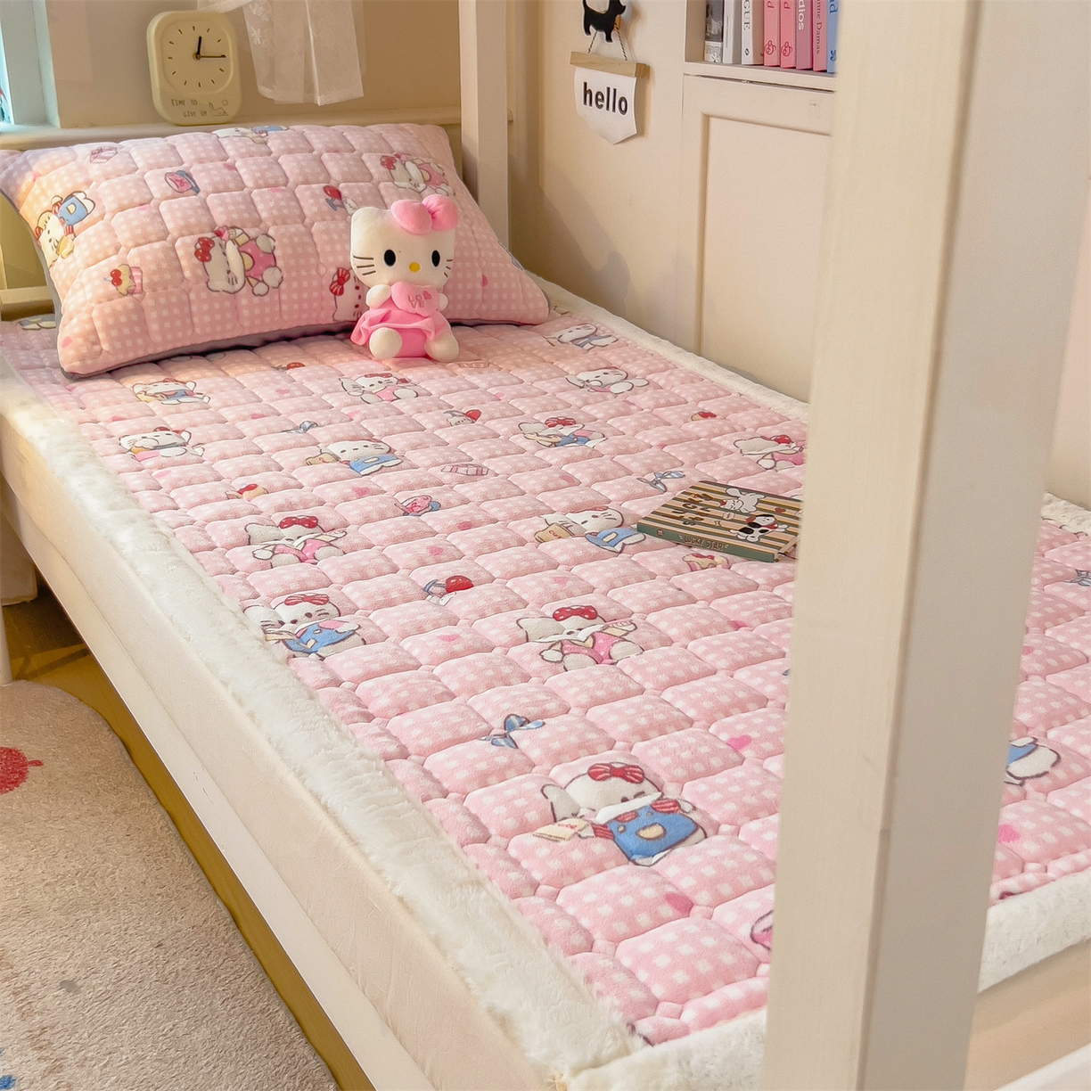 91家纺网 家纺一手货源 找家纺 丝幔家纺 2025新款牛奶绒印花床护垫学生款 甜心粉猫