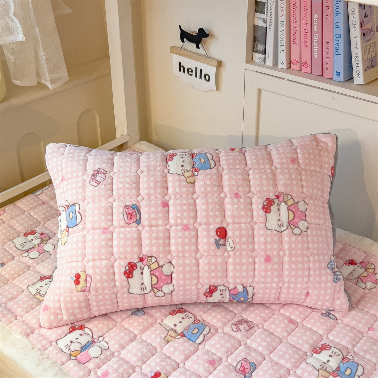 91家纺网 家纺一手货源 找家纺 丝幔家纺 2025新款牛奶绒印花床护垫学生款 甜心粉猫