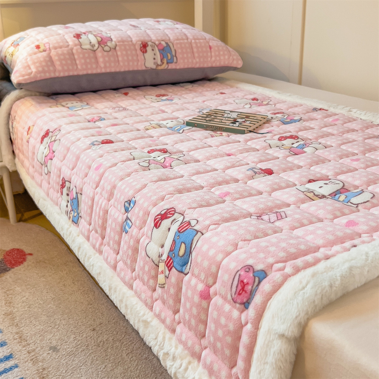 91家纺网 家纺一手货源 找家纺 丝幔家纺 2025新款牛奶绒印花床护垫学生款 甜心粉猫