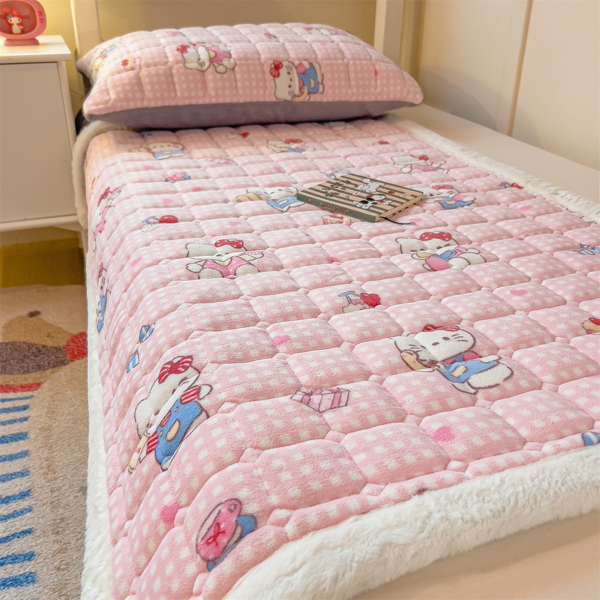 91家纺网 家纺一手货源 找家纺 丝幔家纺 2025新款牛奶绒印花床护垫学生款 甜心粉猫