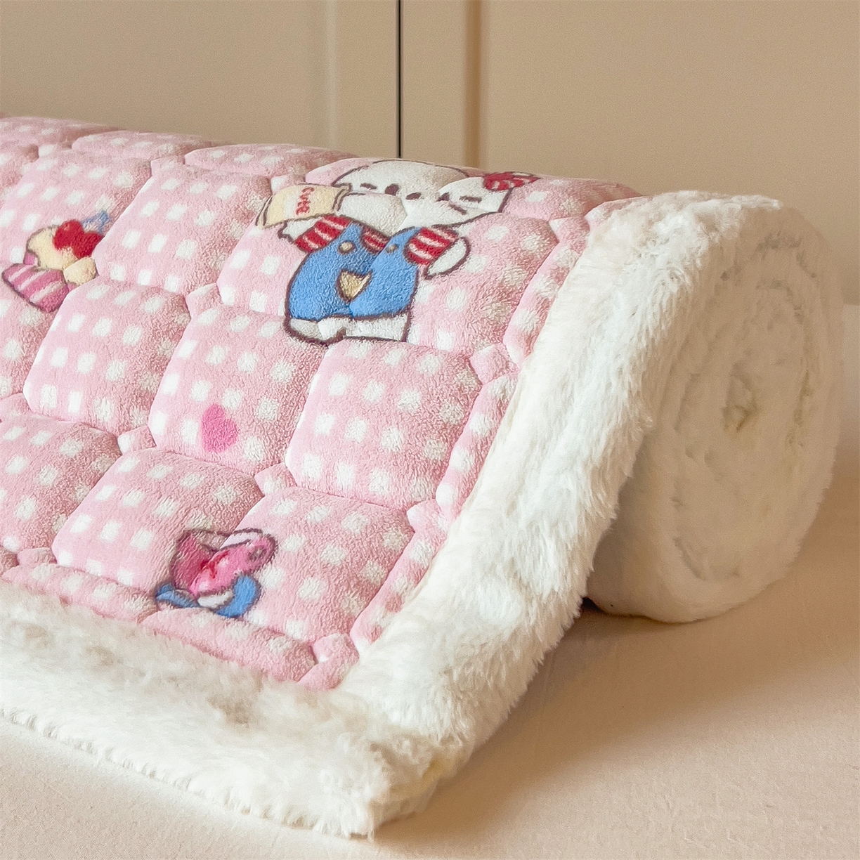 91家纺网 家纺一手货源 找家纺 丝幔家纺 2025新款牛奶绒印花床护垫学生款 甜心粉猫