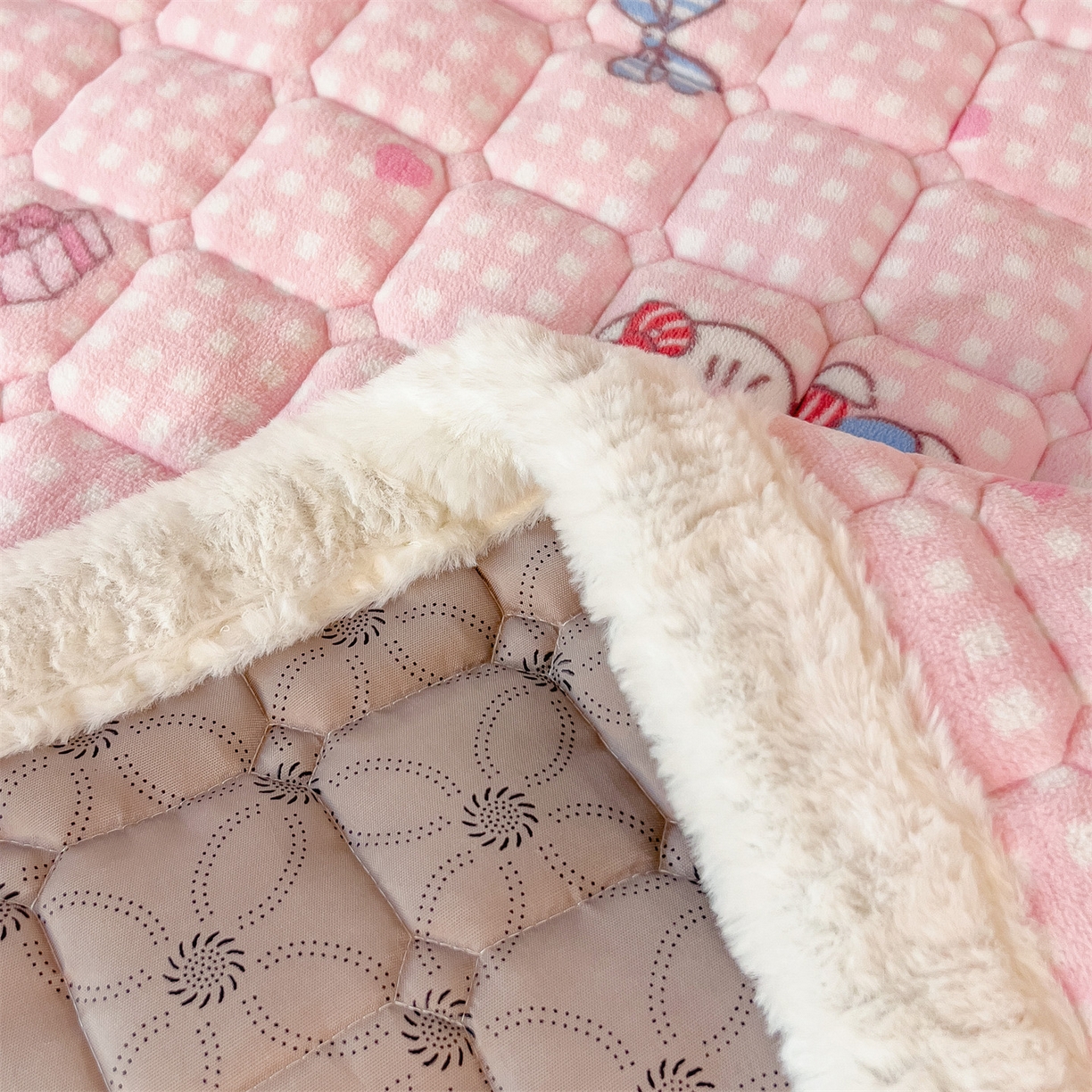 91家纺网 家纺一手货源 找家纺 丝幔家纺 2025新款牛奶绒印花床护垫学生款 甜心粉猫