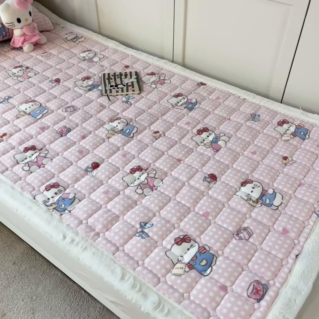 91家纺网 家纺一手货源 找家纺 丝幔家纺 2025新款牛奶绒印花床护垫学生款 甜心粉猫