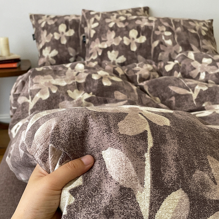 91家纺网 家纺一手货源 找家纺 一比一家纺 2025秋冬新款高克重棉麻原麻复古诧季风原麻四件套-简单款 花影棕