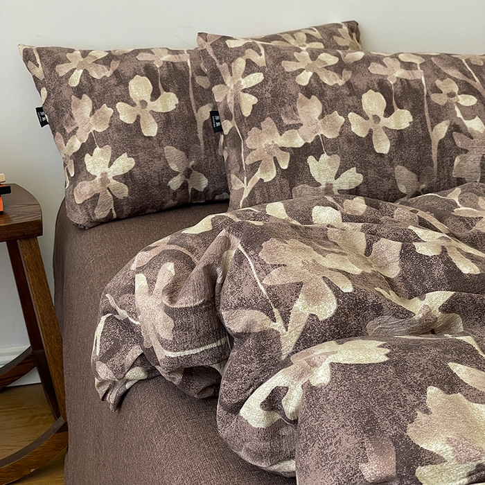 91家纺网 家纺一手货源 找家纺 一比一家纺 2025秋冬新款高克重棉麻原麻复古诧季风原麻四件套-简单款 花影棕