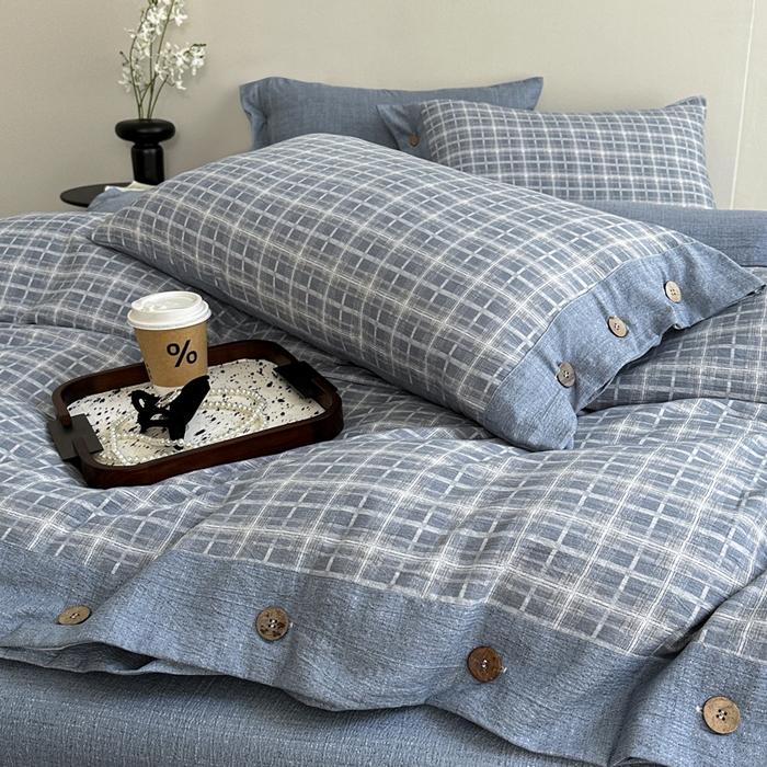 91家纺网 家纺一手货源 找家纺 七里香 2025秋冬新款A类加厚高克重亚麻复古风双层纱印花四件套 格颂