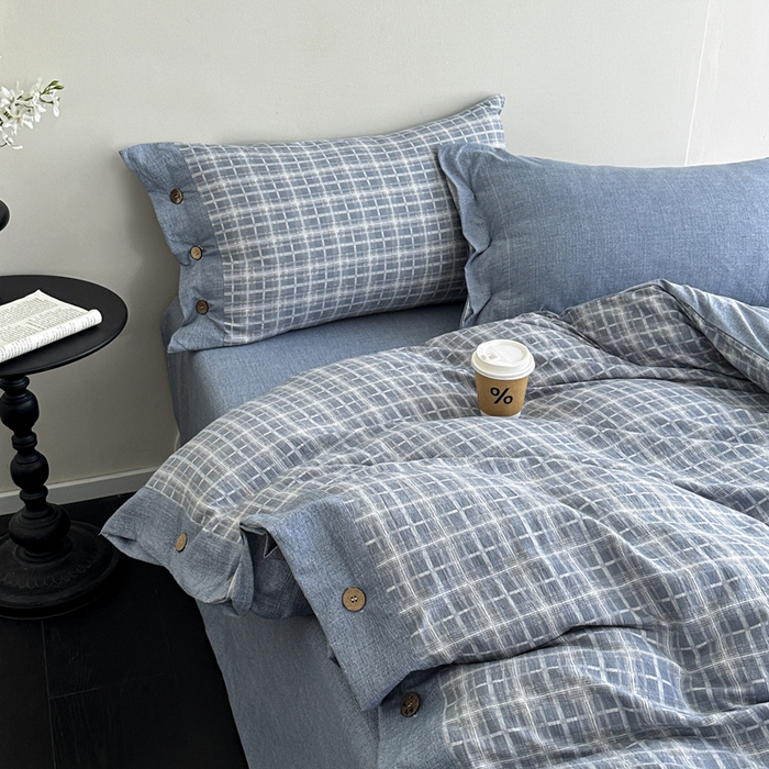 91家纺网 家纺一手货源 找家纺 七里香 2025秋冬新款A类加厚高克重亚麻复古风双层纱印花四件套 格颂