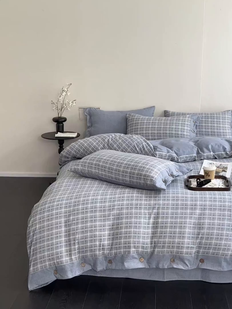 91家纺网 家纺一手货源 找家纺 七里香 2025秋冬新款A类加厚高克重亚麻复古风双层纱印花四件套 格颂